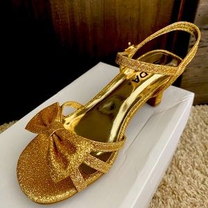 Gold girls shoes w mini heel
